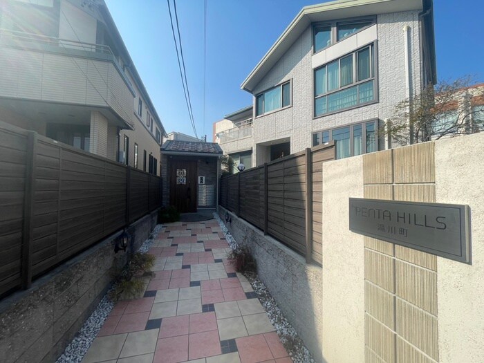 物件外観写真5　(エントランス部分)