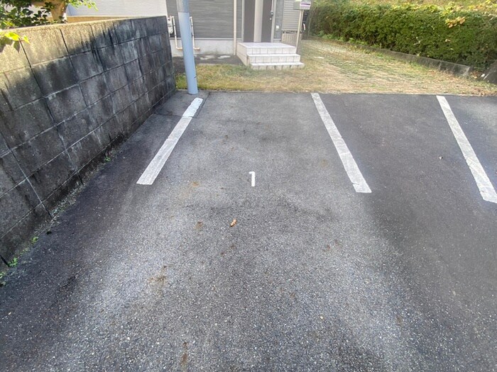 物件外観写真4　(駐車場)