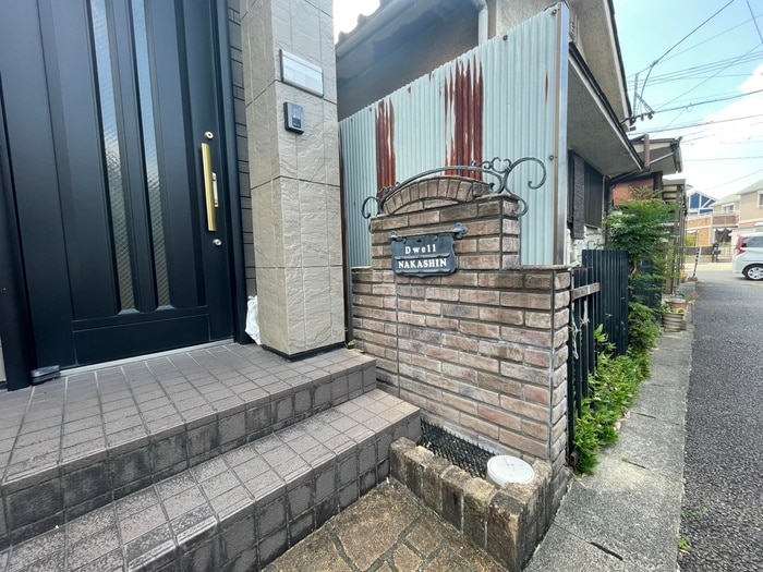 物件外観写真3　(エントランス部分)