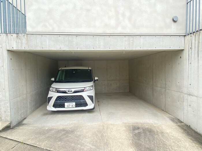 物件外観写真6　(駐車場)