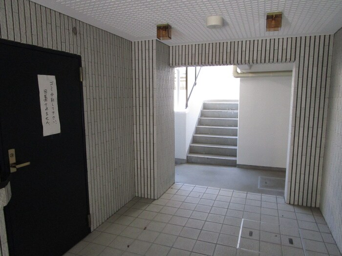 物件外観写真6　(エントランス部分)