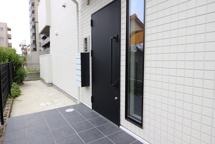 物件外観写真2　(エントランス部分)