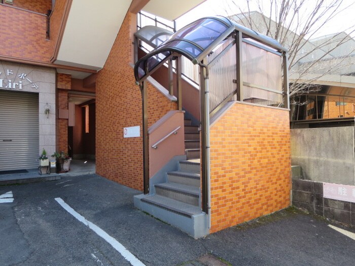 物件外観写真2　(エントランス部分)