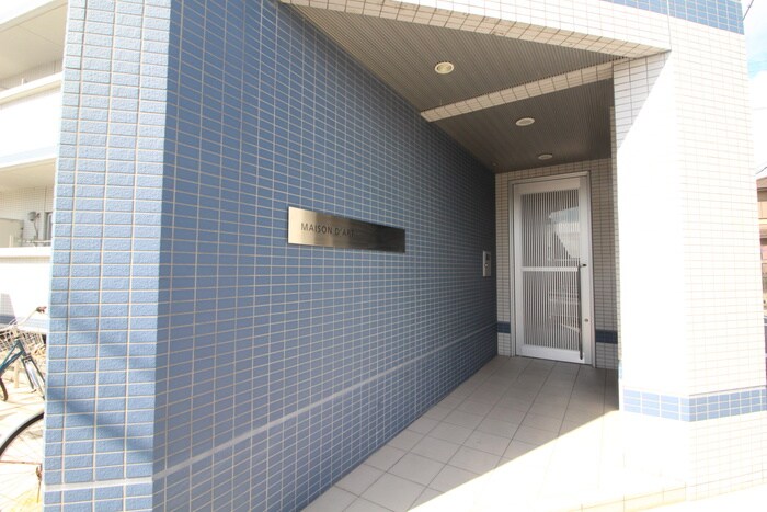 物件外観写真3　(エントランス部分)