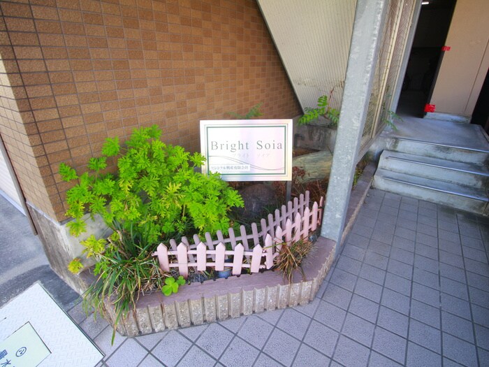 物件外観写真2　(エントランス部分)