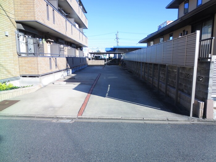 物件外観写真3　(駐車場)