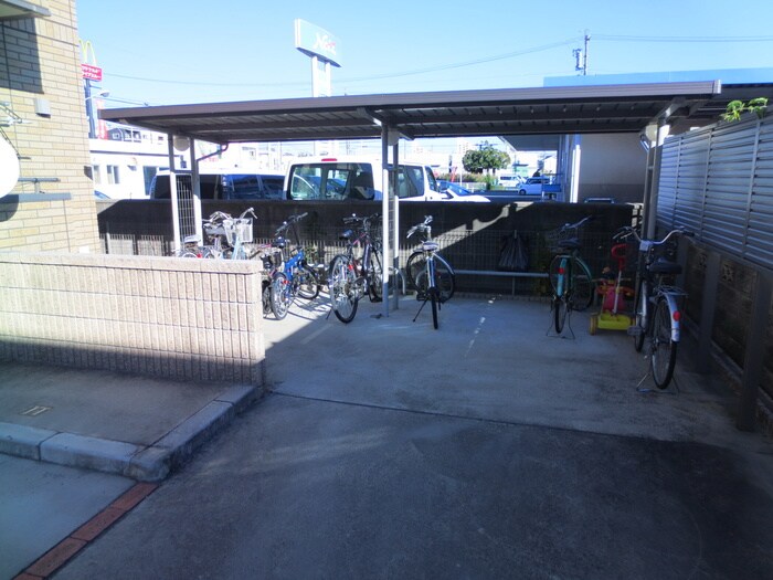 物件外観写真4　(駐輪場)