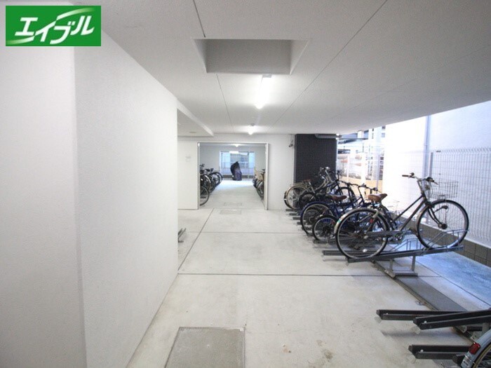 物件外観写真3　(駐輪場)