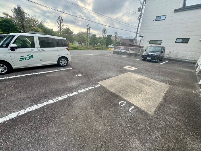 物件外観写真5　(駐車場)
