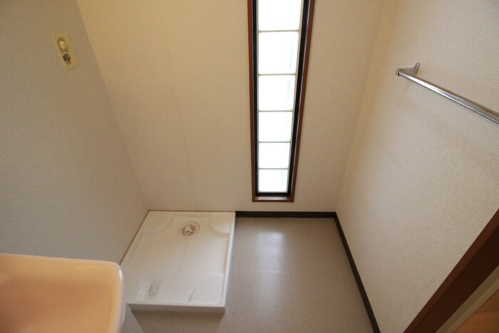 物件内観写真14　(洗濯機置場)