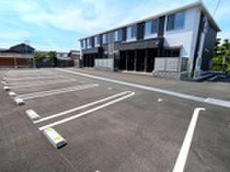 物件外観写真2　(駐車場)