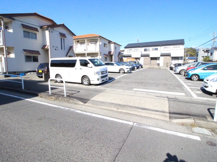 物件外観写真3　(駐車場)