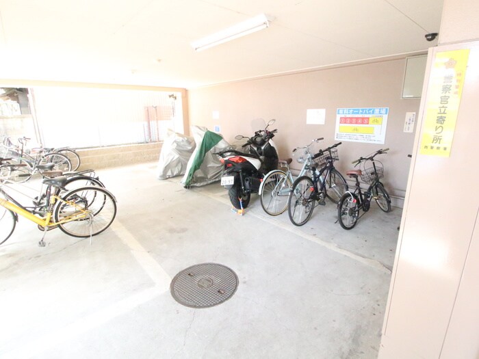 物件外観写真2　(駐輪場)