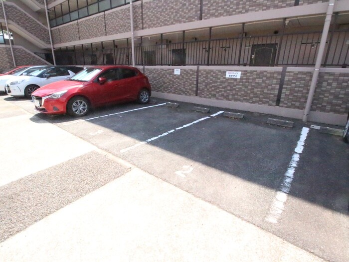 物件外観写真3　(駐車場)