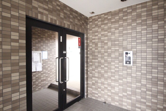 物件外観写真4　(エントランス部分)