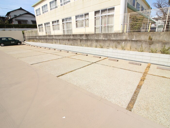 物件外観写真6　(駐車場)
