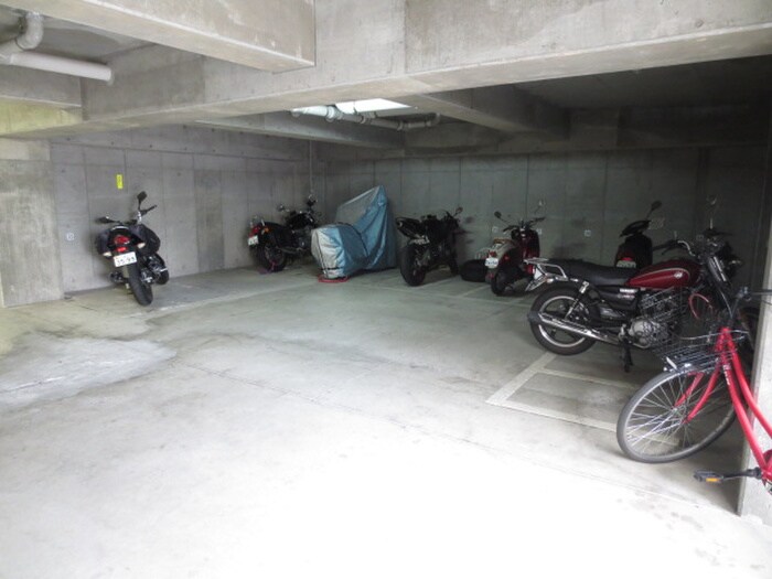 物件外観写真4　(バイク置き場)