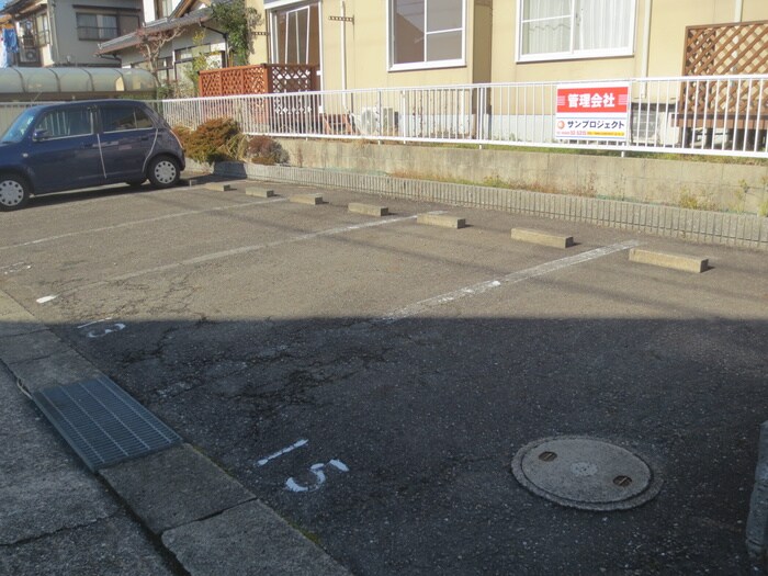 物件外観写真5　(駐車場)