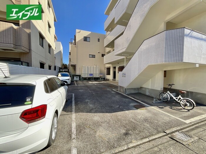 物件外観写真6　(駐車場)