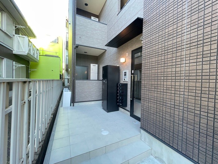 物件外観写真4　(エントランス部分)