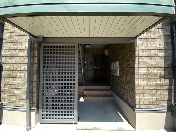 物件外観写真4　(エントランス部分)