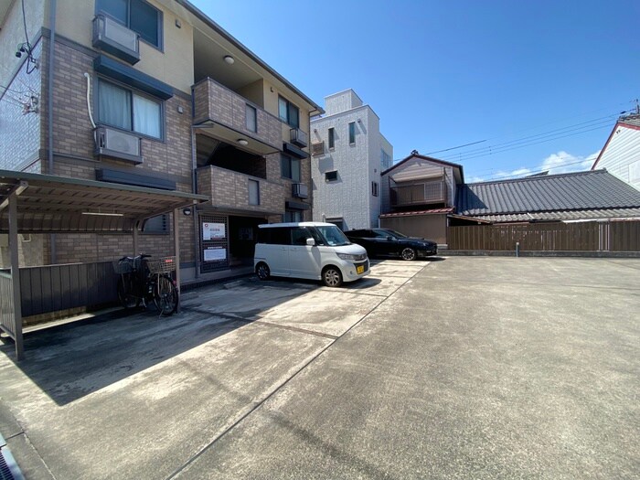 物件外観写真5　(駐車場)