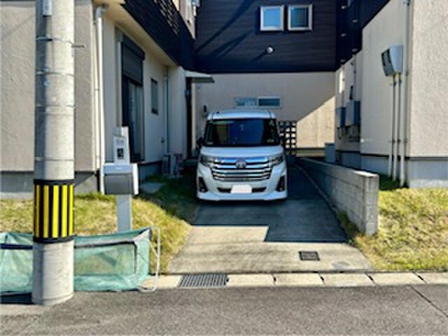 物件外観写真3　(駐車場)