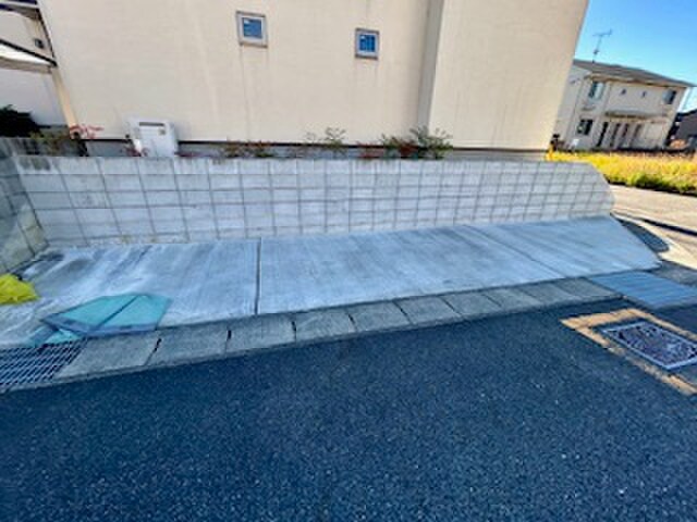 物件外観写真6　(駐車場)