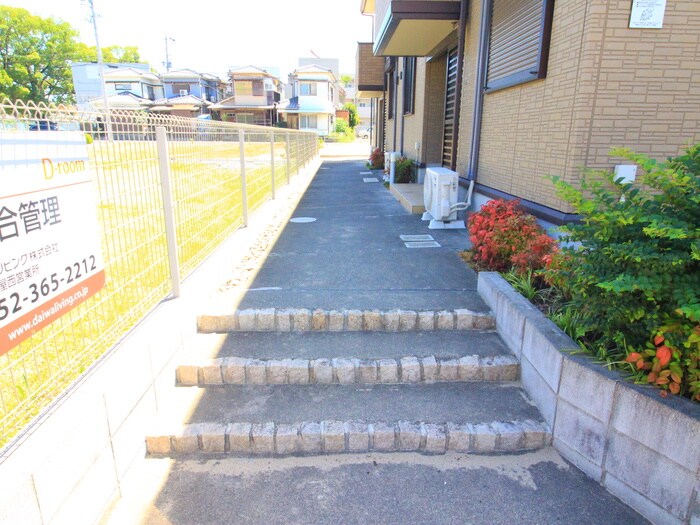 物件外観写真2　(エントランス部分)