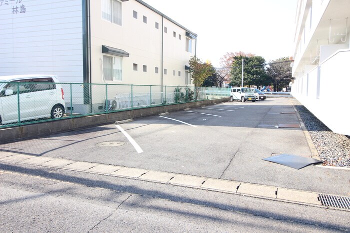物件外観写真4　(駐車場)