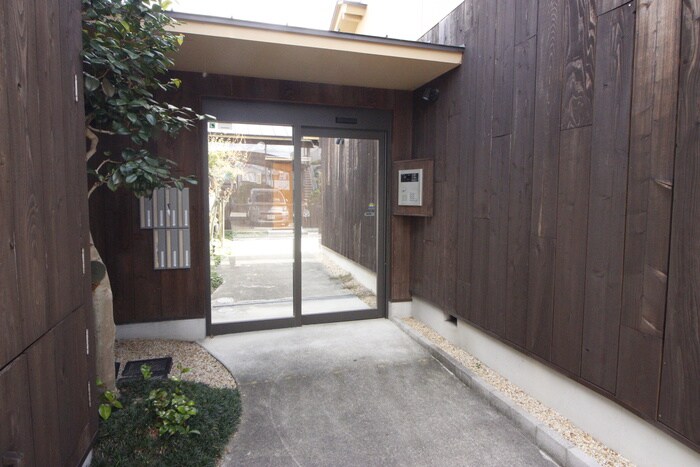 物件外観写真2　(エントランス部分)