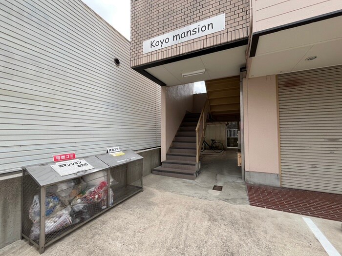 物件外観写真3　(エントランス部分)