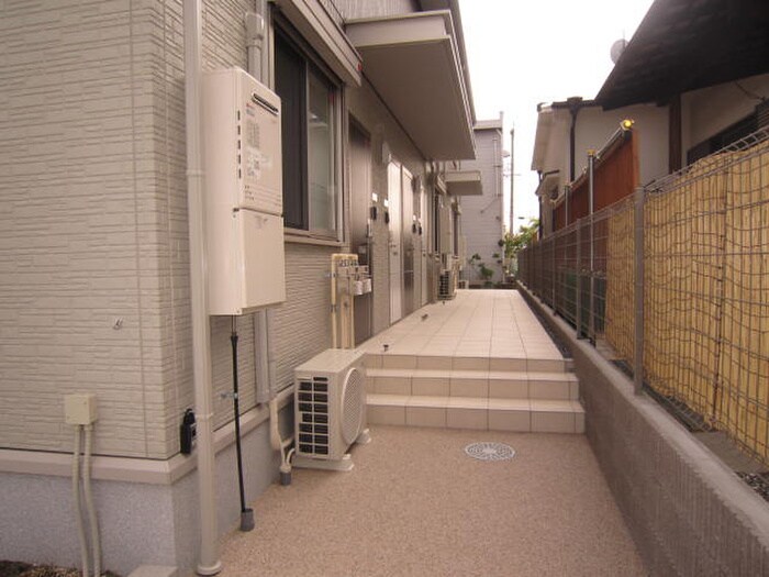 物件外観写真6　(エントランス部分)