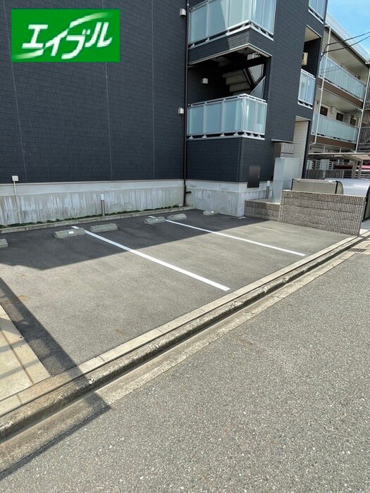 物件外観写真3　(駐車場)