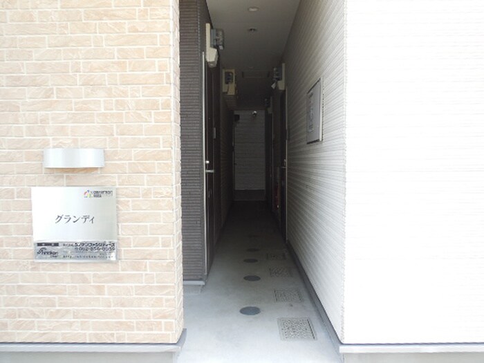 物件外観写真5　(エントランス部分)