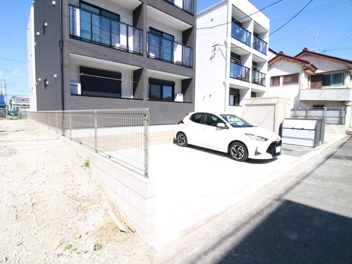 物件外観写真4　(駐車場)