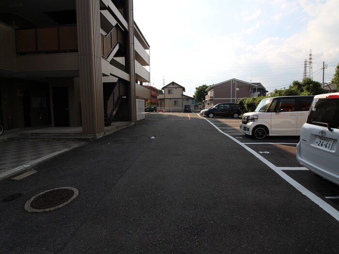 物件外観写真5　(駐車場)