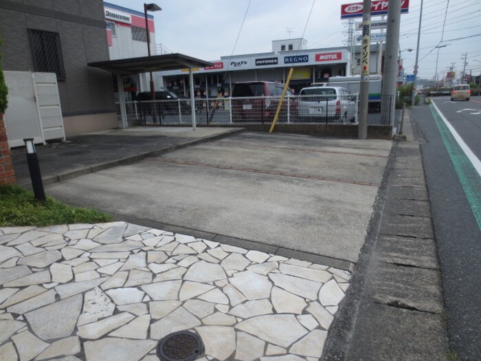 物件外観写真4　(駐車場)