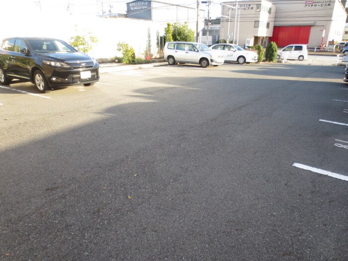 物件外観写真2　(駐車場)