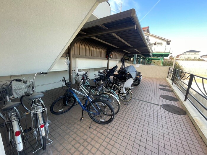 物件外観写真5　(駐輪場)