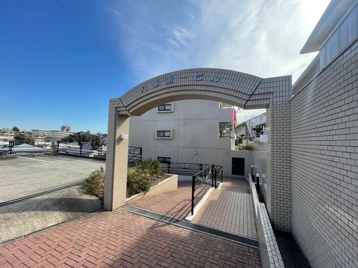 物件外観写真6　(エントランス部分)