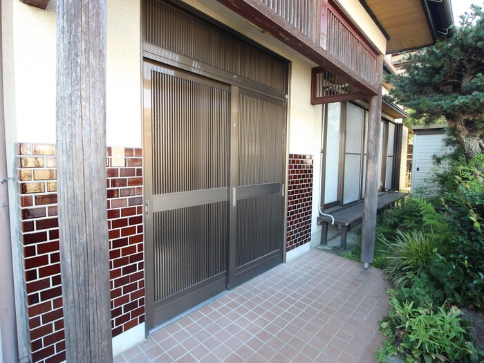 物件外観写真4　(エントランス部分)