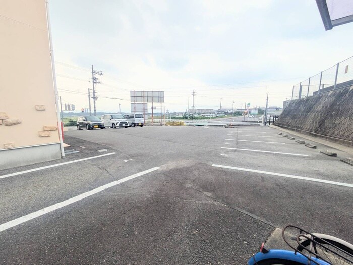 物件外観写真4　(駐車場)
