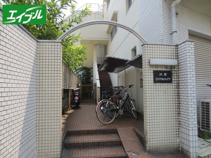 物件外観写真3　(エントランス部分)