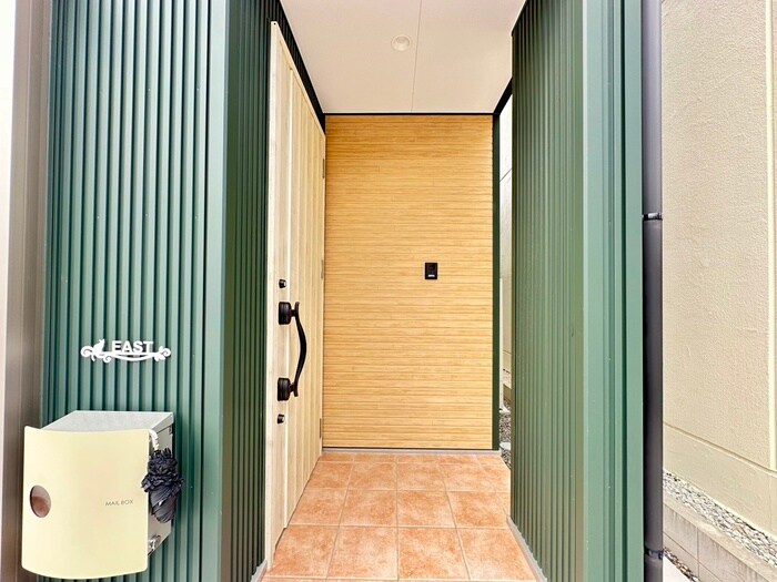 物件外観写真2　(エントランス部分)