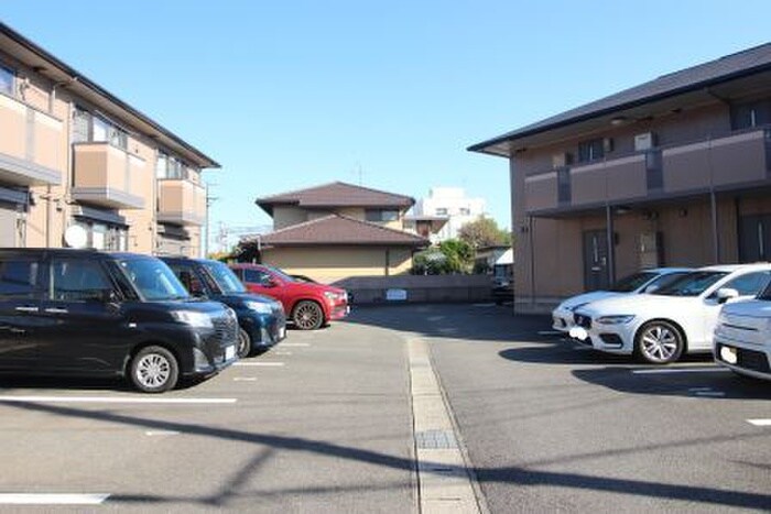 物件外観写真3　(駐車場)