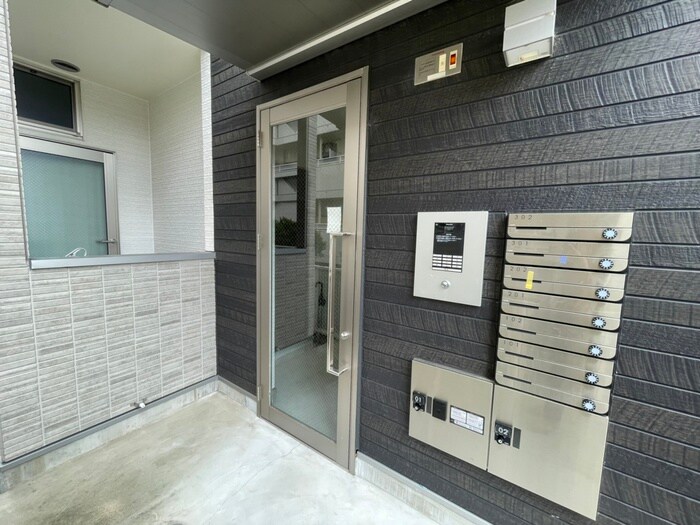 物件外観写真2　(エントランス部分)