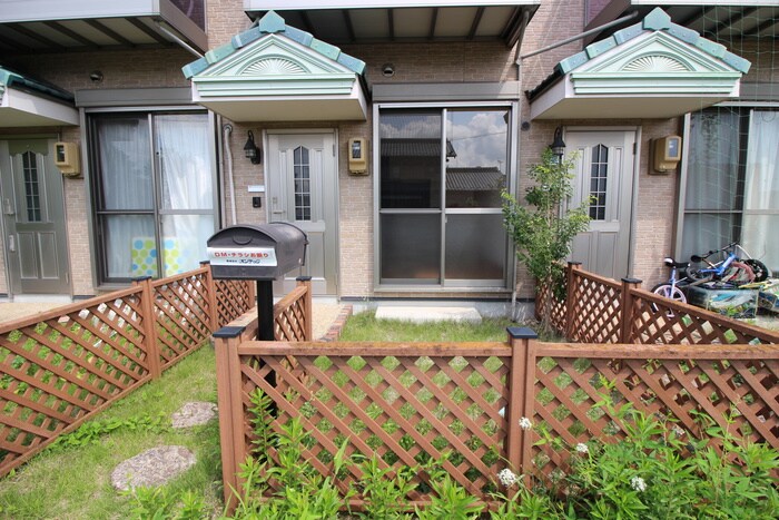 物件外観写真2　(エントランス部分)