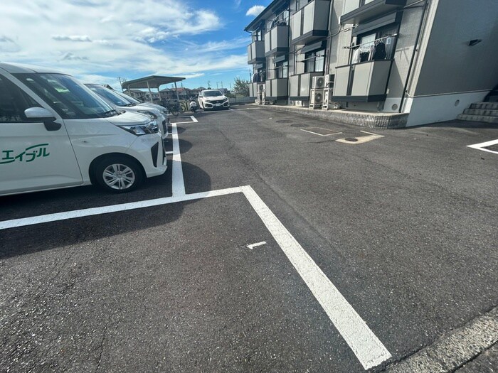 物件外観写真3　(駐車場)