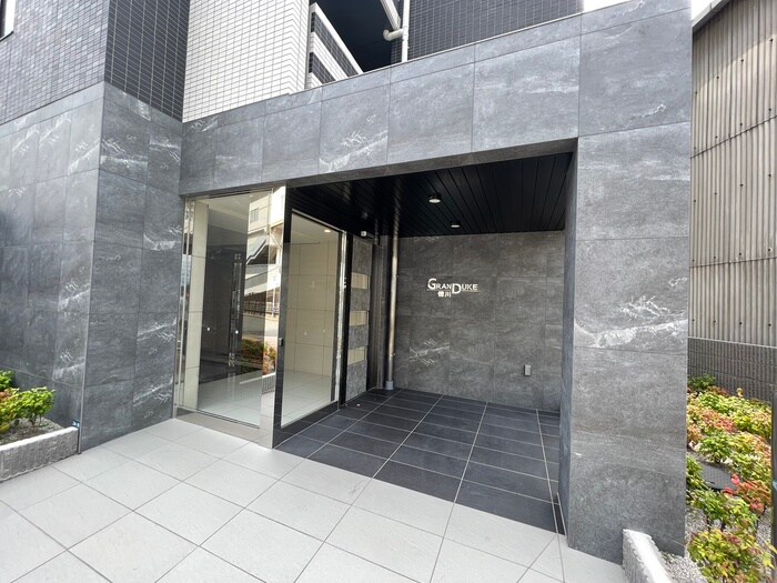 物件外観写真6　(エントランス部分)